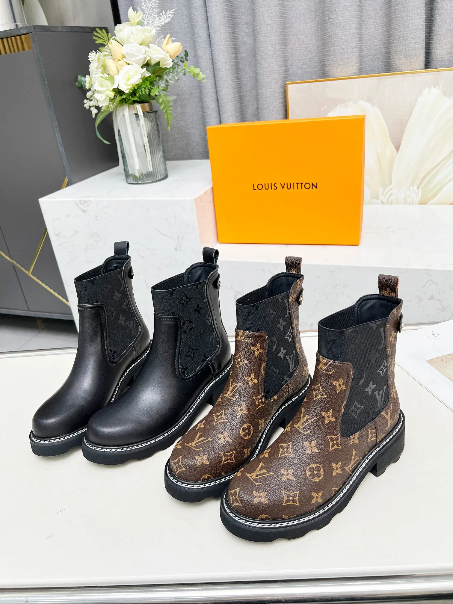 👟👟Ex-factory price 560👟👟Louis Vuitton 2024 autumn and winter high-end customization, major celebrity and Internet celebrity catwalk style, century-old classic, exquisite craftsmanship, comfortable on the feet. This LV Beaubourg ankle boot has a smooth calf leather body with handsome style and soft elements, and the Monogram patterned elastic side panel embodies the style of Chelsea boots. Paired with a thick yet lightweight micro outsole. Dazzling studs, a Louis Vuitton embossed leather label and plain stitching around the welt add to the sophisticated details. Fabric: Full-grain cowhide Lining: Cowhide Color: Black Brown Code number 35 to 40 (41 and 42 can be customized and non-returnable) Bosses are welcome to make orders